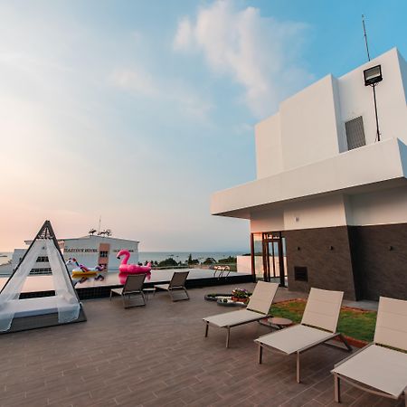 Blackwoods Hotel Pattaya - Sha Extra Plus Exterior foto Rooftop pool at the hotel