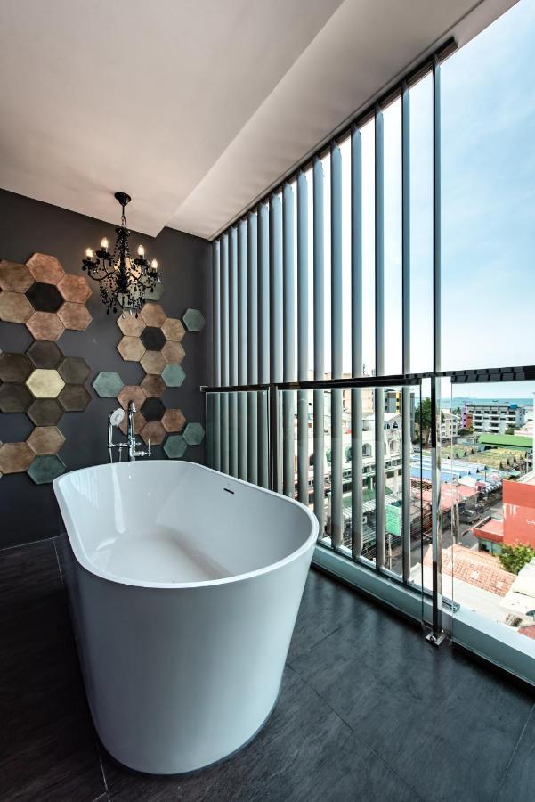 Blackwoods Hotel Pattaya - Sha Extra Plus Exterior foto Bathroom