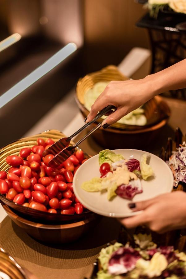 Blackwoods Hotel Pattaya - Sha Extra Plus Exterior foto A salad being prepared