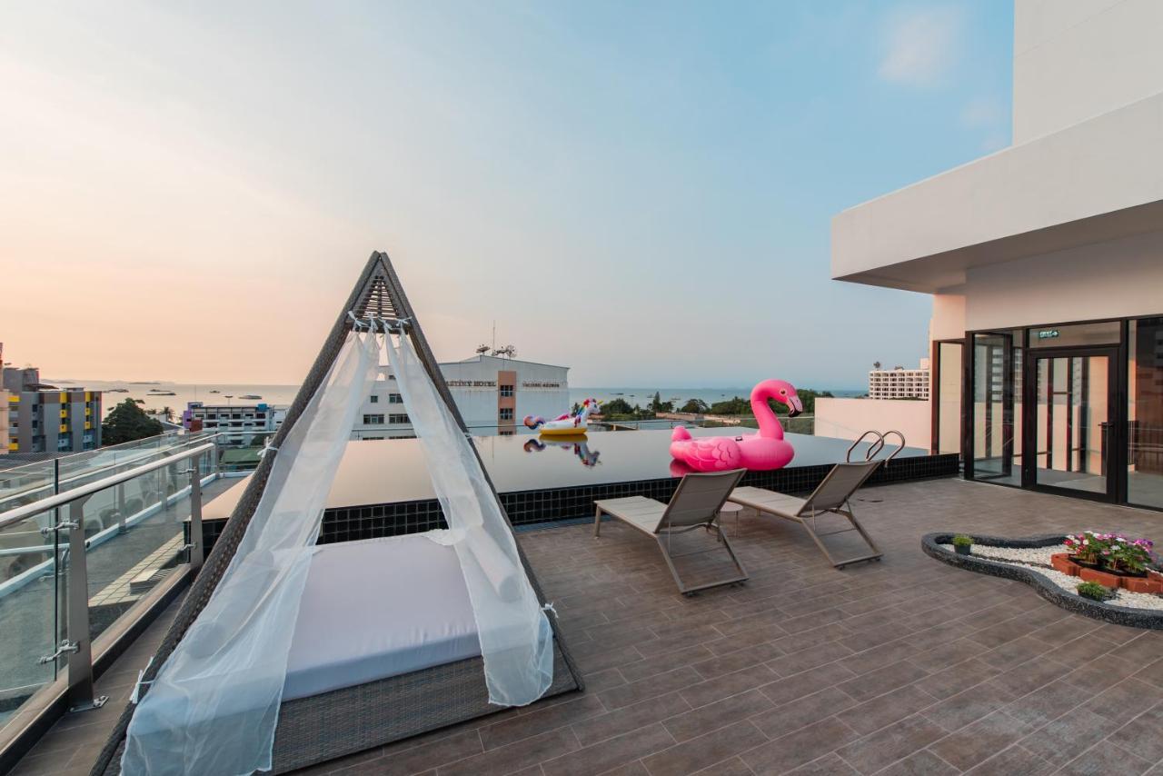 Blackwoods Hotel Pattaya - Sha Extra Plus Exterior foto Rooftop pool at the hotel