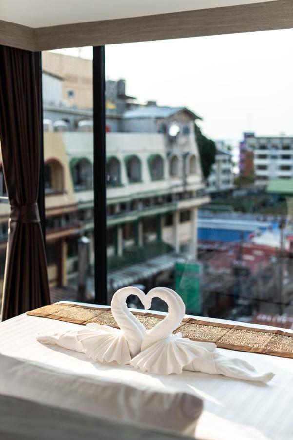 Blackwoods Hotel Pattaya - Sha Extra Plus Exterior foto A heart-shaped towel on a hotel bed