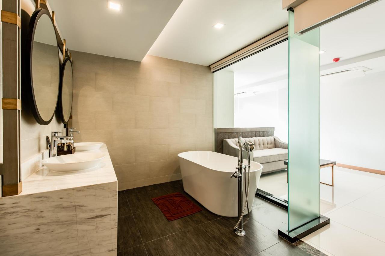 Blackwoods Hotel Pattaya - Sha Extra Plus Exterior foto Bathroom