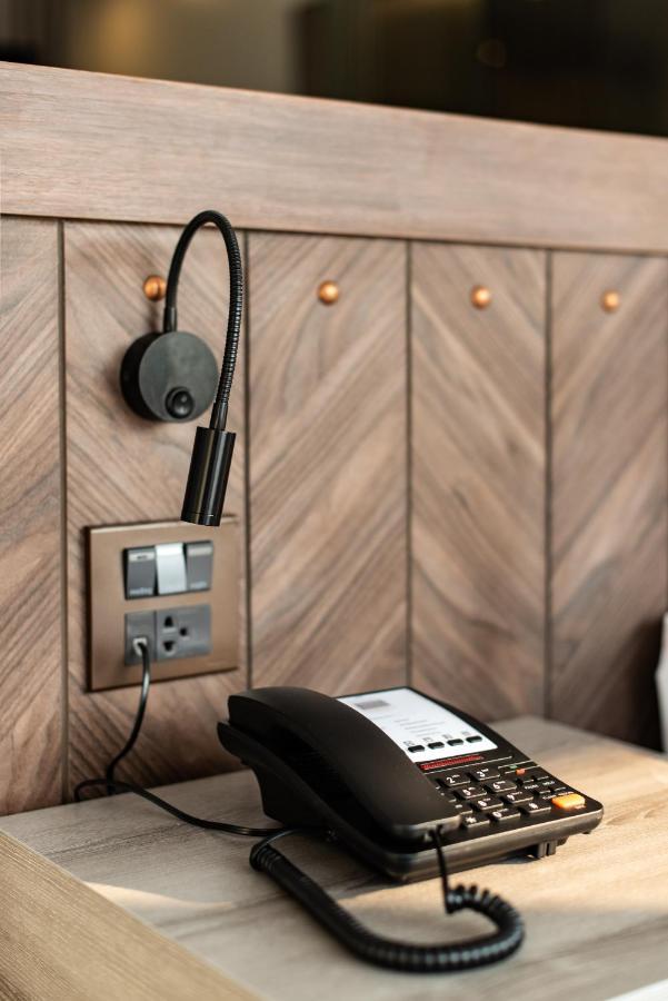 Blackwoods Hotel Pattaya - Sha Extra Plus Exterior foto A wall-mounted telephone