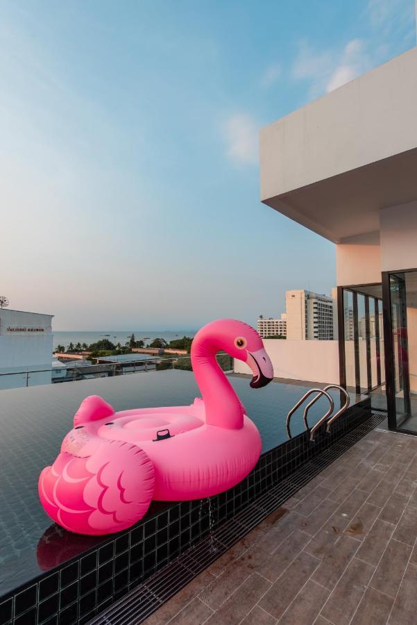 Blackwoods Hotel Pattaya - Sha Extra Plus Exterior foto A pink flamingo float