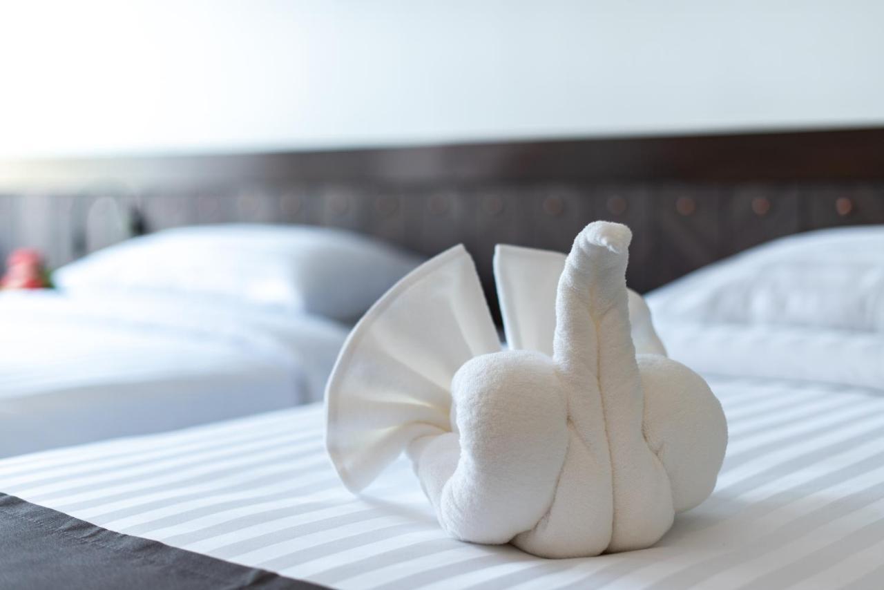 Blackwoods Hotel Pattaya - Sha Extra Plus Exterior foto A towel swan