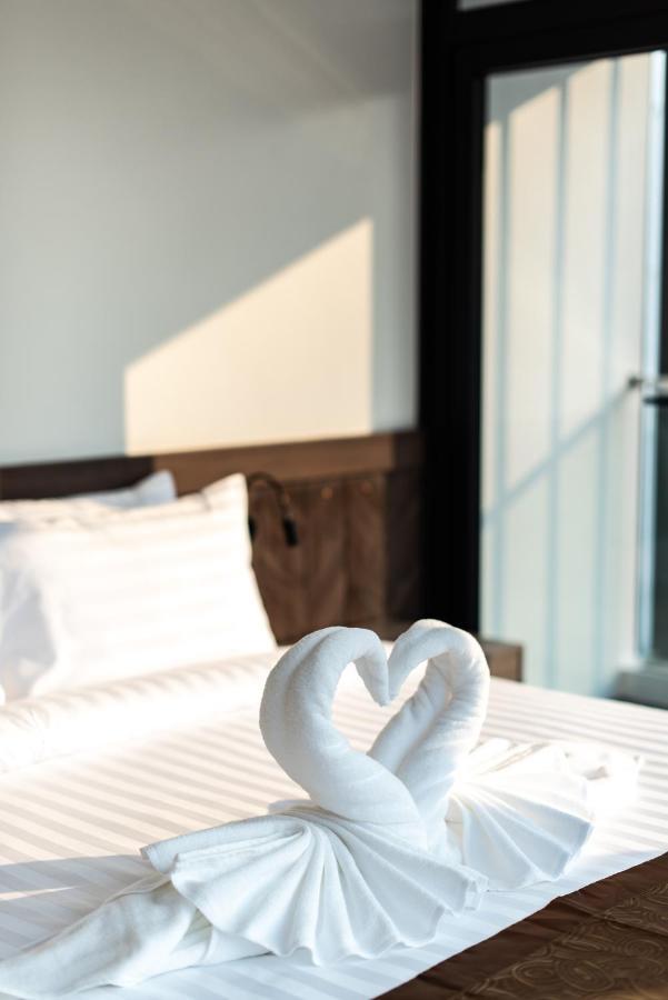 Blackwoods Hotel Pattaya - Sha Extra Plus Exterior foto A bed with a heart-shaped towel