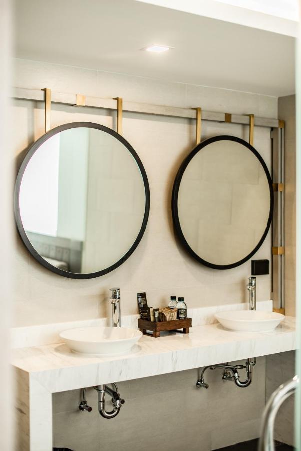 Blackwoods Hotel Pattaya - Sha Extra Plus Exterior foto Bathroom mirrors