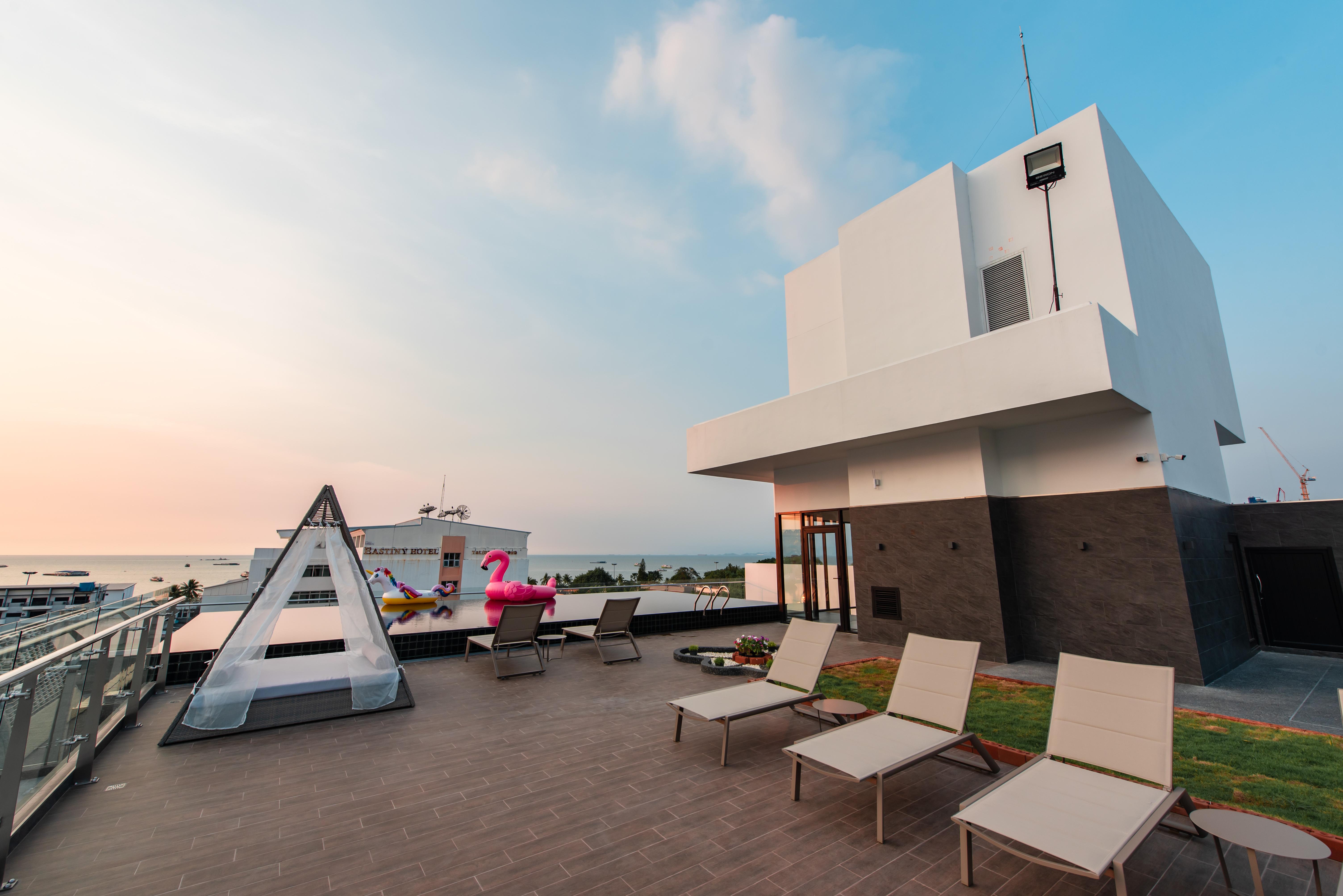 Blackwoods Hotel Pattaya - Sha Extra Plus Exterior foto Rooftop pool at the hotel