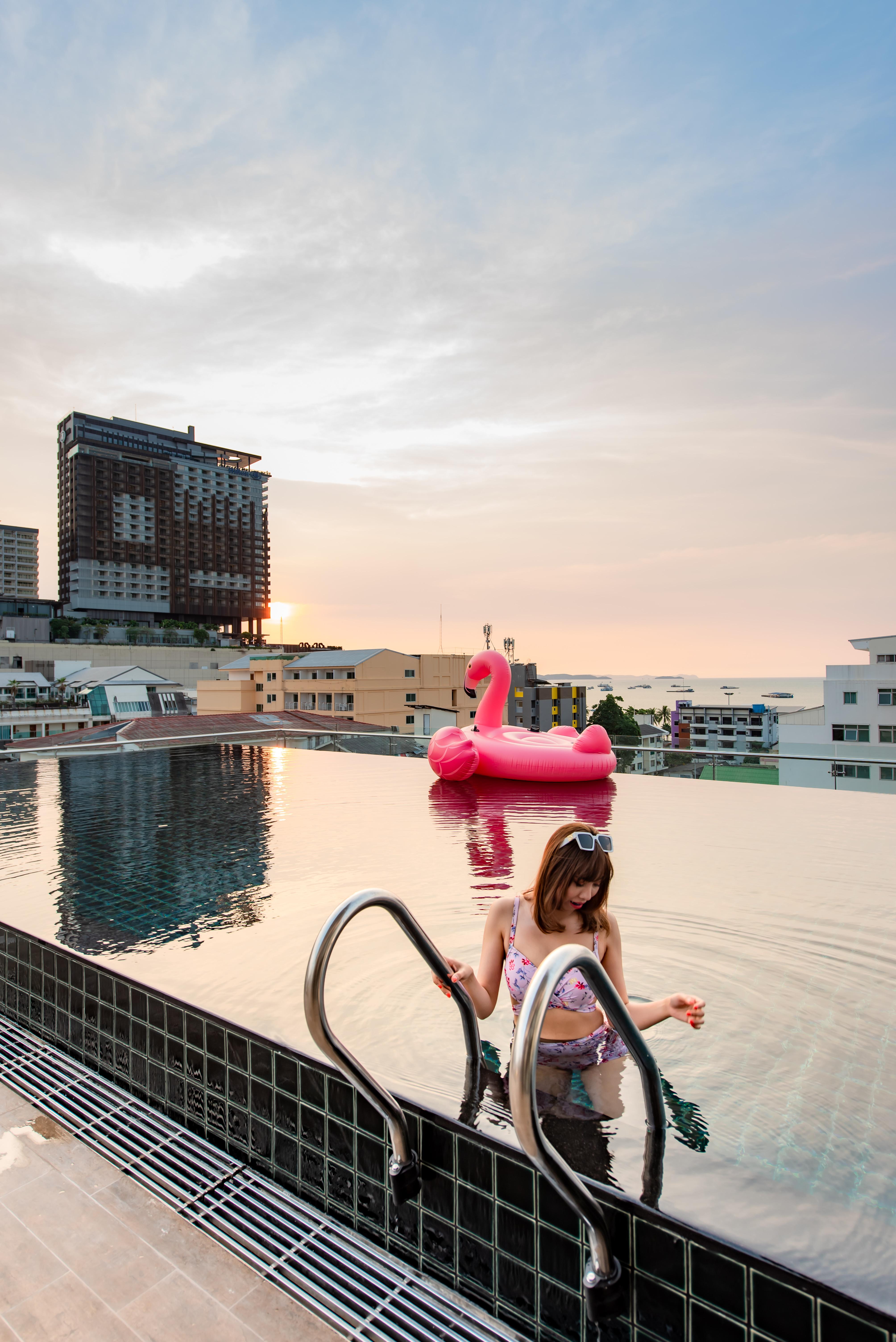 Blackwoods Hotel Pattaya - Sha Extra Plus Exterior foto Rooftop pool at the hotel