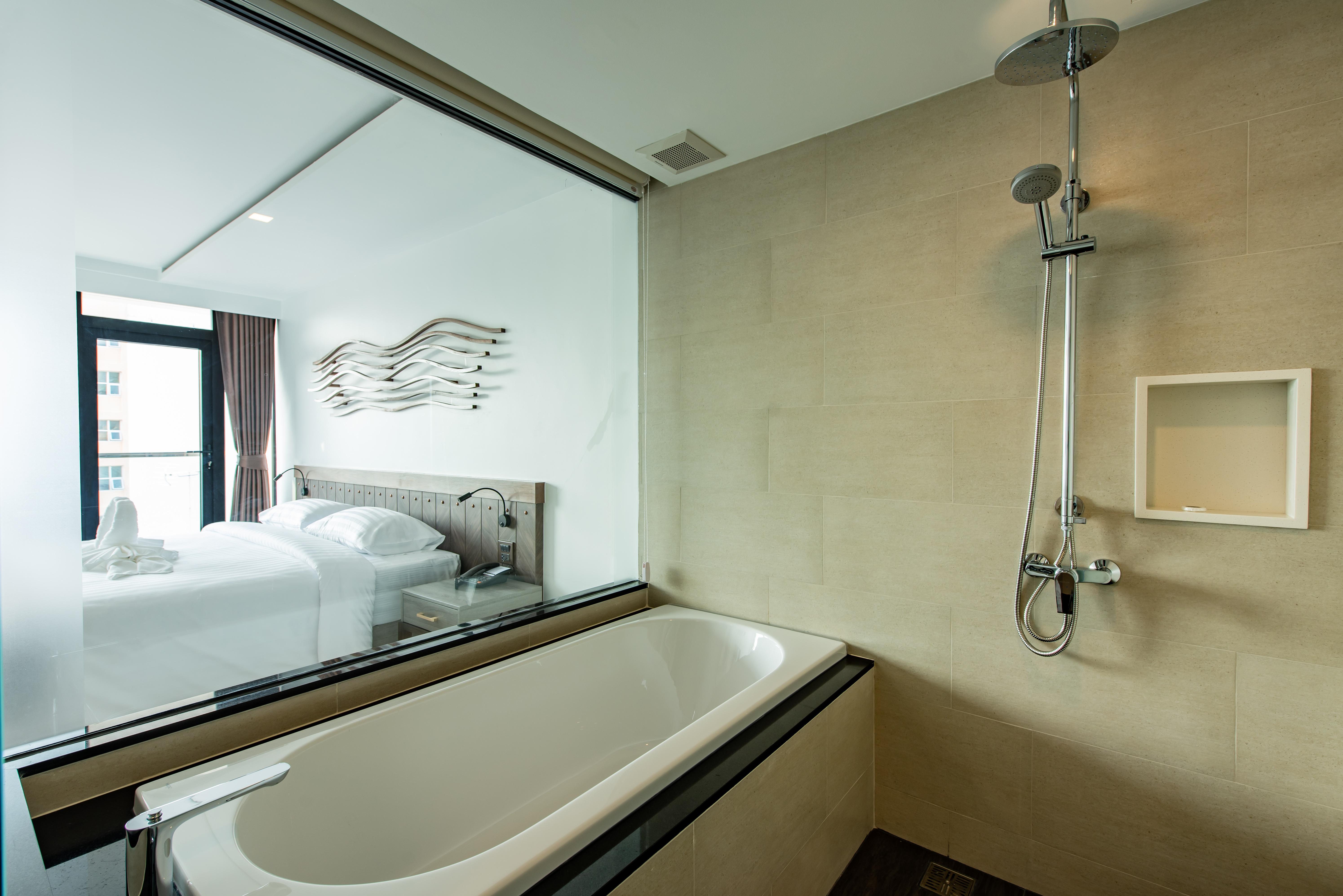 Blackwoods Hotel Pattaya - Sha Extra Plus Exterior foto A shower and bathtub in a hotel room