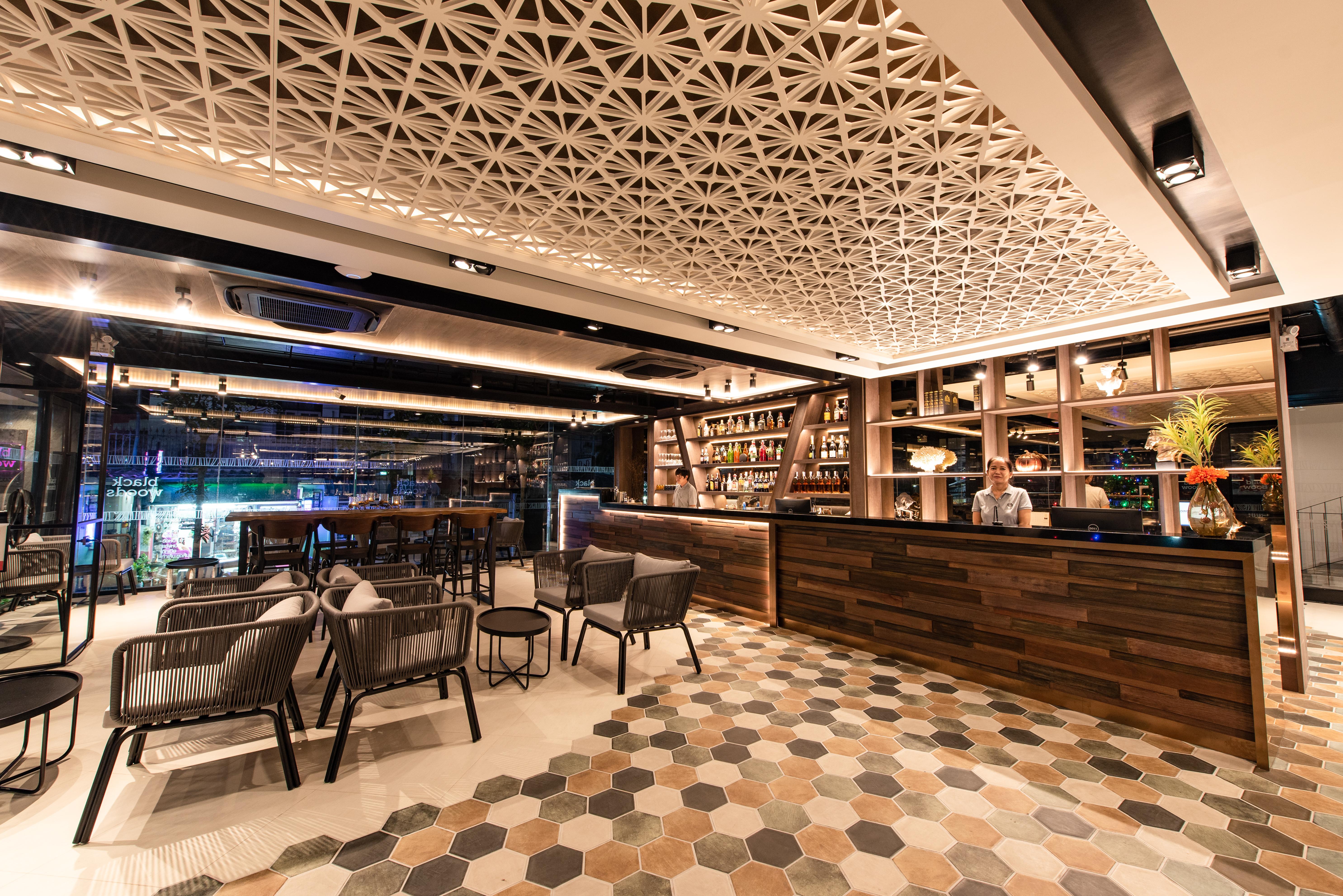 Blackwoods Hotel Pattaya - Sha Extra Plus Exterior foto The interior of the bar